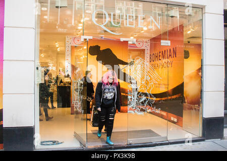 London UK. 19 octobre 2018. Un grand magasin a ouvert ses portes à Carnaby Street avant la sortie prochaine du film 'Bohemian Rhapsody', basée sur la carrière de l'emblématique groupe de rock britannique. La boutique vend des souvenirs de la Reine, y compris des costumes de scène et signé les instruments de musique . Credit : amer ghazzal/Alamy Live News Banque D'Images