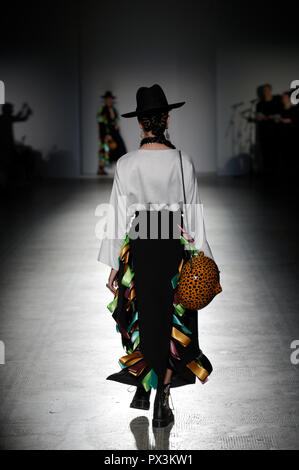 V&A, Londres, Royaume-Uni. 19 octobre 2018. Un défilé rétrospective au musée, la mode en mouvement : Carla Fernández, est organisé dans le cadre spectaculaire de la galerie du musée, Raphael, le spectacle voit portant des modèles de broderie par Mexican designer, Carla Fernández. Elle présente son travail inspiré par le riche patrimoine textile de communautés autochtones du Mexique dans son premier UK show. Fashion in Motion coïncide également avec la célèbre exposition sur Frida Kahlo. Credit : Malcolm Park/Alamy Live News. Banque D'Images