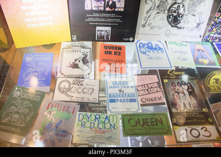 London UK. 19 octobre 2018. Un grand magasin a ouvert ses portes à Carnaby Street avant la sortie prochaine du film 'Bohemian Rhapsody', basée sur la carrière de l'emblématique groupe de rock britannique. La boutique vend des souvenirs de la Reine, y compris des costumes de scène et signé les instruments de musique . Credit : amer ghazzal/Alamy Live News Banque D'Images