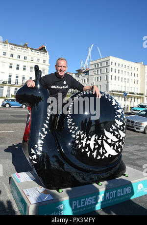 Brighton UK 19 octobre 2018 - Norman Cook aka Fatboy Slim est en train de changer son nom à Fatboy lents au cours de ses 26 km à pied pour visiter toutes les sculptures de l'escargot géant autour de Brighton et Hove en un jour d'aider à recueillir des fonds pour l'hospice des Martlets . Il y a plus de 50 sculptures de l'escargot à visiter sur une distance de 26 milles sur la route de l'Art Snailspace BeMoreSnail # de collecte de jour Crédit : Simon Dack/Alamy Live News Banque D'Images