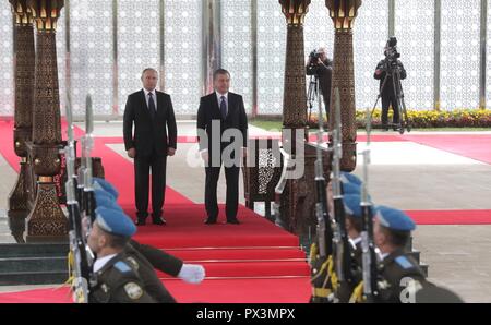 Tachkent, Ouzbékistan. 19 octobre 2018. Le président russe Vladimir Poutine, à gauche, se tient avec le président ouzbek Shavkat Mirziyoyev lors des cérémonies d'arrivée à la résidence présidentielle, le 19 octobre 2018 à Tachkent, Ouzbékistan. Credit : Planetpix/Alamy Live News Banque D'Images