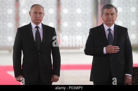 Tachkent, Ouzbékistan. 19 octobre 2018. Le président russe Vladimir Poutine, à gauche, se tient avec le président ouzbek Shavkat Mirziyoyev lors des cérémonies d'arrivée à la résidence présidentielle, le 19 octobre 2018 à Tachkent, Ouzbékistan. Credit : Planetpix/Alamy Live News Banque D'Images