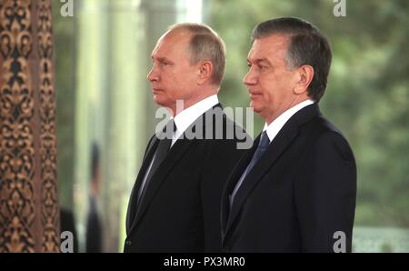 Tachkent, Ouzbékistan. 19 octobre 2018. Le président russe Vladimir Poutine, à gauche, se tient avec le président ouzbek Shavkat Mirziyoyev lors des cérémonies d'arrivée à la résidence présidentielle, le 19 octobre 2018 à Tachkent, Ouzbékistan. Credit : Planetpix/Alamy Live News Banque D'Images