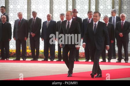 Tachkent, Ouzbékistan. 19 octobre 2018. Le président russe Vladimir Poutine, à gauche, est escorté par le président ouzbek Shavkat Mirziyoyev lors des cérémonies d'arrivée à la résidence présidentielle, le 19 octobre 2018 à Tachkent, Ouzbékistan. Credit : Planetpix/Alamy Live News Banque D'Images