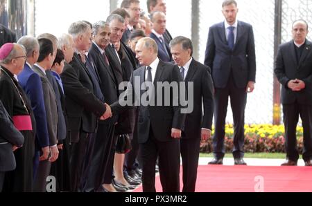 Tachkent, Ouzbékistan. 19 octobre 2018. Le président russe Vladimir Poutine, gauche, accueille les membres de la délégation qu'il est escorté par le président ouzbek Shavkat Mirziyoyev lors des cérémonies d'arrivée à la résidence présidentielle, le 19 octobre 2018 à Tachkent, Ouzbékistan. Credit : Planetpix/Alamy Live News Banque D'Images