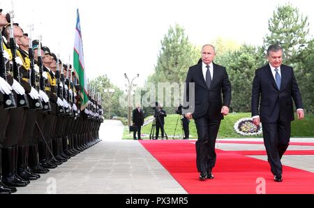 Tachkent, Ouzbékistan. 19 octobre 2018. Le président russe Vladimir Poutine, à gauche, est escorté par le président ouzbek Shavkat Mirziyoyev examine les troupes lors des cérémonies d'arrivée à la résidence présidentielle, le 19 octobre 2018 à Tachkent, Ouzbékistan. Credit : Planetpix/Alamy Live News Banque D'Images