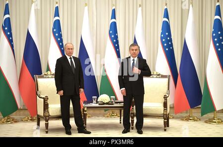 Tachkent, Ouzbékistan. 19 octobre 2018. Le président russe Vladimir Poutine, à gauche, avant la tenue d'une réunion bilatérale avec le président ouzbek Shavkat Mirziyoyev à la résidence présidentielle, 19 octobre 2018 à Tachkent, Ouzbékistan. Credit : Planetpix/Alamy Live News Banque D'Images