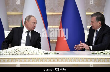 Tachkent, Ouzbékistan. 19 octobre 2018. Le président russe Vladimir Poutine, à gauche, au cours d'une cérémonie de signature avec le président ouzbek Shavkat Mirziyoyev à la résidence présidentielle, 19 octobre 2018 à Tachkent, Ouzbékistan. Credit : Planetpix/Alamy Live News Banque D'Images