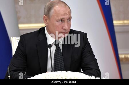 Tachkent, Ouzbékistan. 19 octobre 2018. Le président russe Vladimir Poutine au cours d'une cérémonie de signature avec le président ouzbek Shavkat Mirziyoyev à la résidence présidentielle, 19 octobre 2018 à Tachkent, Ouzbékistan. Credit : Planetpix/Alamy Live News Banque D'Images