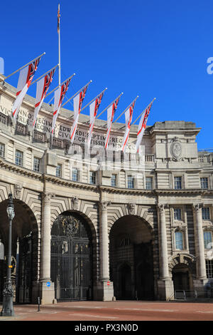 Le Mall, Londres, Royaume-Uni, 19 octobre 2018. L'Admiralty Arch ressemble regal contre le ciel bleu au soleil, avec drapeaux pavillon blanc. Credit : Imageplotter News et Sports/Alamy Live News Banque D'Images