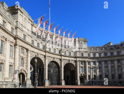 Le Mall, Londres, Royaume-Uni, 19 octobre 2018. L'Admiralty Arch ressemble regal contre le ciel bleu au soleil, avec drapeaux pavillon blanc. Credit : Imageplotter News et Sports/Alamy Live News Banque D'Images