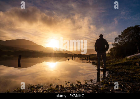 Ardara, comté de Donegal, Irlande la météo. 19 octobre 2018. Le soleil se couche derrière les montagnes sur une belle fin pour un jour de mauvais temps. Le week-end devrait être chaude et sèche. Crédit : Richard Wayman/Alamy Live News Banque D'Images