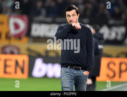 Dresde, Allemagne. 19 Oct, 2018. 19 octobre 2018, l'Allemagne, Dresden : Soccer : 2ème Bundesliga, Dynamo Dresden - Erzgebirge Aue, 10e journée à DDV-Station : l'entraîneur d'Aue Daniel Meyer promenades le long de la ligne latérale. Credit : Monika Skolimowska/dpa-Zentralbild/DPA - AVIS IMPORTANT : LDF un règlement DFB d interdire toute utilisation des photographies comme des séquences d'images et/ou quasi-vidéo./dpa/Alamy Live News Banque D'Images