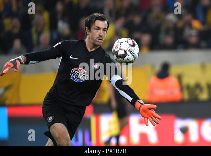 Dresde, Allemagne. 19 Oct, 2018. 19 octobre 2018, l'Allemagne, Dresden : Soccer : 2ème Bundesliga, Dynamo Dresden - Erzgebirge Aue, 10e journée à DDV-Station : gardien de l'Aue Martin Maennel en action. Credit : Monika Skolimowska/dpa-Zentralbild/DPA - AVIS IMPORTANT : LDF un règlement DFB d interdire toute utilisation des photographies comme des séquences d'images et/ou quasi-vidéo./dpa/Alamy Live News Banque D'Images