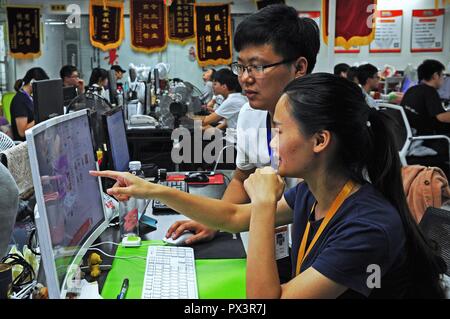Hangzhou, Chine, Province de Zhejiang. Sep 12, 2018. Discuter les travailleurs sur les plans en ligne de la vente d'une entreprise à Yiwu, l'est de la Chine dans la province du Zhejiang, le 12 septembre 2018. Les ventes au détail en ligne au cours des trois premiers trimestres de 2018 dans le Zhejiang a atteint 1,06653 billions de yuans (environ 153,7 milliards de dollars US), 23,8 pour cent de plus que celui de l'année dernière, selon le ministère du Commerce de la Province de Zhejiang. Credit : Tan Jin/Xinhua/Alamy Live News Banque D'Images