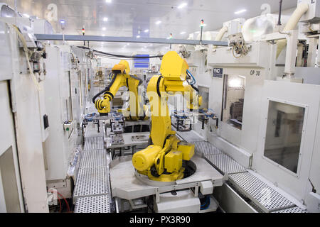 Beijing, Chine, Province de Zhejiang. 16 janvier, 2018. Manipuler les matériaux des robots sur une chaîne de production dans la région de Rui'an, est de la Chine, la province du Zhejiang, le 16 janvier 2018. Credit : Weng Xinyang/Xinhua/Alamy Live News Banque D'Images