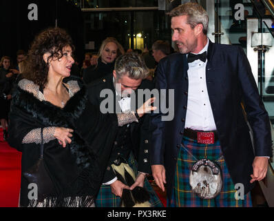 Vue Omni, Leith Walk, Édimbourg, Écosse, Royaume-Uni, 19th octobre 2018. Stars assister à la première écossaise de Netflix Outlaw King. Le tapis rouge est destiné à la distribution et à l'équipe qui produit le dernier film à succès de Netflix, Gillian Berrie, producteur, avec l'acteur Darren Mitchell et le co-producteur Danny McGrath Banque D'Images