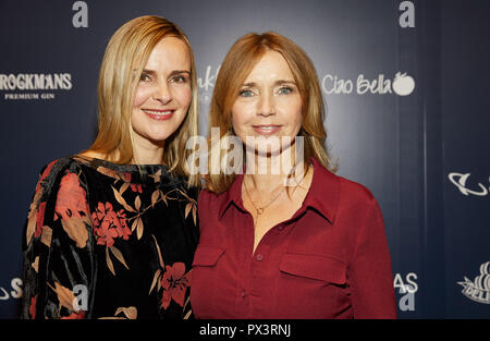 19 octobre 2018, Hambourg : 19 octobre 2018, l'Allemagne, Hambourg : Denise Zich (L) et Tina Ruland, les deux actrices, venu à la Late Night Shopping dans le centre commercial d'Alstertal. Photo : Georg Wendt/dpa Banque D'Images