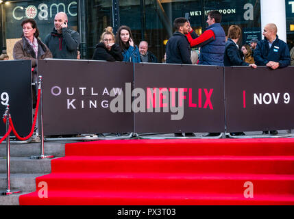 Vue Omni, Leith Walk, Édimbourg, Écosse, Royaume-Uni, 19 octobre 2018. Stars assister à la première mondiale de écossais Outlaw Netflix roi. Le tapis rouge est la pour la distribution et la production de l'équipe du dernier film de Netflix, Fans attendre l'étoile par le tapis rouge Banque D'Images