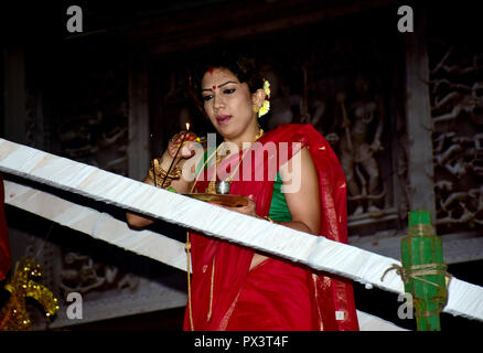 Mumbai, Inde. 19 Oct, 2018. Une femme vu debout sur le perron pendant la Sindur Khela.Les femmes mariées de la communauté Bengali un frottis avec un autre Sindur et prier pour longue et heureuse vie conjugale à Mumbai lors du traditionnel "indur Khela' Credit : Azhar Khan SOPA/Images/ZUMA/Alamy Fil Live News Banque D'Images