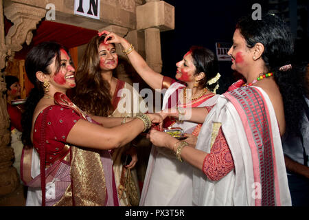 Mumbai, Inde. 19 Oct, 2018. Les femmes vu enduit avec de Sindur pendant le Sindur Khela.Les femmes mariées de la communauté Bengali un frottis avec un autre Sindur et prier pour longue et heureuse vie conjugale à Mumbai lors du traditionnel "indur Khela' Credit : Azhar Khan SOPA/Images/ZUMA/Alamy Fil Live News Banque D'Images