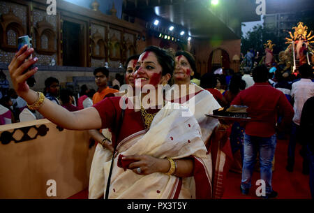 Mumbai, Inde. 19 Oct, 2018. Une femme vu prendre une avec selfies Sindur dans son visage pendant l'Sindur Khela.Les femmes mariées de la communauté Bengali un frottis avec un autre Sindur et prier pour longue et heureuse vie conjugale à Mumbai lors du traditionnel "indur Khela' Credit : Azhar Khan SOPA/Images/ZUMA/Alamy Fil Live News Banque D'Images