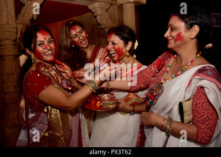 Mumbai, Inde. 19 Oct, 2018. Les femmes vu enduit avec de Sindur pendant le Sindur Khela.Les femmes mariées de la communauté Bengali un frottis avec un autre Sindur et prier pour longue et heureuse vie conjugale à Mumbai lors du traditionnel "indur Khela' Credit : Azhar Khan SOPA/Images/ZUMA/Alamy Fil Live News Banque D'Images