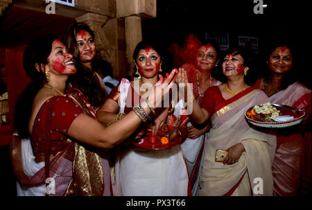 Mumbai, Inde. 19 Oct, 2018. Les femmes vu enduit avec de Sindur pendant le Sindur Khela.Les femmes mariées de la communauté Bengali un frottis avec un autre Sindur et prier pour longue et heureuse vie conjugale à Mumbai lors du traditionnel "indur Khela' Credit : Azhar Khan SOPA/Images/ZUMA/Alamy Fil Live News Banque D'Images