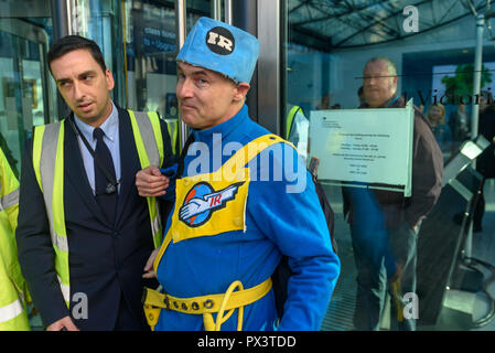 Londres, Royaume-Uni. Octobre 19th, 2018. 'Commander Neil Godwin Tracy' de l'International Rescue de Tracy Island transportant son navire à Thunderbird 2, le Ministère pour les affaires, l'énergie et de stratégie industrielle (IBE) se voit refuser l'entrée. Il était venu d'offrir son assistance de l'organisation, pour produire des politiques qui reconnaissent que le besoin urgent de réduire les émissions de carbone pour éviter les effets désastreux du réchauffement et du changement climatique en interdisant toutes les activités de fracturation. Le personnel de sécurité du ministère, qui allèguent des militants a passé plus de temps à changer son nom de l'élaboration de leurs politiques, a refusé de lui permettre de saisir Banque D'Images