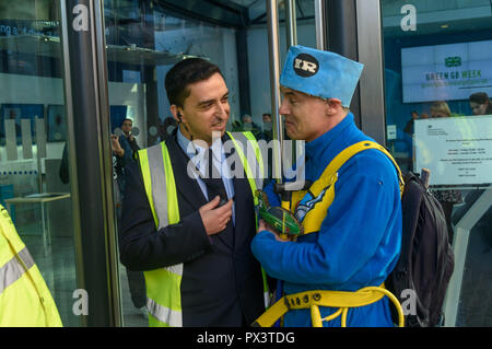 Londres, Royaume-Uni. Octobre 19th, 2018. 'Commander Neil Godwin Tracy' de l'International Rescue de Tracy Island transportant son navire à Thunderbird 2, le Ministère pour les affaires, l'énergie et de stratégie industrielle (IBE) se voit refuser l'entrée. Il était venu d'offrir son assistance de l'organisation, pour produire des politiques qui reconnaissent que le besoin urgent de réduire les émissions de carbone pour éviter les effets désastreux du réchauffement et du changement climatique en interdisant toutes les activités de fracturation. Le personnel de sécurité du ministère, qui allèguent des militants a passé plus de temps à changer son nom de l'élaboration de leurs politiques, a refusé de lui permettre de saisir Banque D'Images
