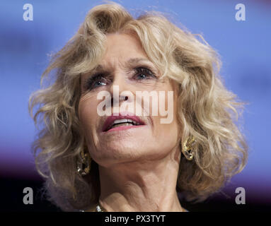 Lyon, France. 19 Oct, 2018. L'actrice américaine Jane Fonda public reconnaît applaudissements après avoir reçu le Prix Lumière lors de la 10e édition du Festival Lumière à Lyon, en France, un prix donné pour les réalisations de toute une vie. Le Festival Lumière est un festival de cinéma organisé chaque mois d'octobre et est nommé en l'honneur de la LumiÃ¨re frères, qui a inventé le cinéma à Lyon en 1895. Le festival se concentre sur l'histoire du cinéma avec un line-up dédié aux œuvres du passé grâce à des tirages restaurés, des rétrospectives et des hommages. Credit : James Colburn/ZUMA/Alamy Fil Live News Banque D'Images