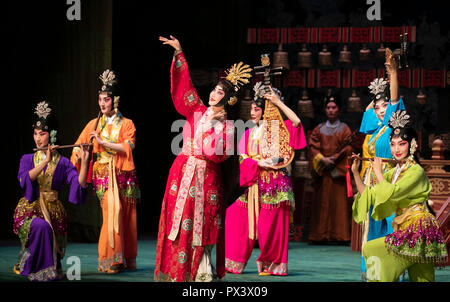 Londres, Grande-Bretagne. 19 Oct, 2018. Des artistes de l'Opéra de Pékin China National Company effectuer 'l'Empereur et la concubine' au Sadler's Wells Theatre de Londres, Grande-Bretagne, le 19 octobre 2018. La China National Peking Opera Company (CNPOC) a visité la Grande-Bretagne vers le 9 octobre pour le 22 octobre et a soumis plusieurs productions pour le public britannique. Credit : Han Yan/Xinhua/Alamy Live News Banque D'Images