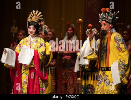 Londres, Grande-Bretagne. 19 Oct, 2018. Des artistes de l'Opéra de Pékin China National Company effectuer 'l'Empereur et la concubine' au Sadler's Wells Theatre de Londres, Grande-Bretagne, le 19 octobre 2018. La China National Peking Opera Company (CNPOC) a visité la Grande-Bretagne vers le 9 octobre pour le 22 octobre et a soumis plusieurs productions pour le public britannique. Credit : Han Yan/Xinhua/Alamy Live News Banque D'Images