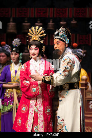 Londres, Grande-Bretagne. 19 Oct, 2018. Des artistes de l'Opéra de Pékin China National Company effectuer 'l'Empereur et la concubine' au Sadler's Wells Theatre de Londres, Grande-Bretagne, le 19 octobre 2018. La China National Peking Opera Company (CNPOC) a visité la Grande-Bretagne vers le 9 octobre pour le 22 octobre et a soumis plusieurs productions pour le public britannique. Credit : Han Yan/Xinhua/Alamy Live News Banque D'Images