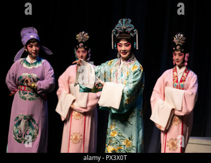 Londres, Grande-Bretagne. 19 Oct, 2018. Des artistes de l'Opéra de Pékin China National Company effectuer 'l'Empereur et la concubine' au Sadler's Wells Theatre de Londres, Grande-Bretagne, le 19 octobre 2018. La China National Peking Opera Company (CNPOC) a visité la Grande-Bretagne vers le 9 octobre pour le 22 octobre et a soumis plusieurs productions pour le public britannique. Credit : Han Yan/Xinhua/Alamy Live News Banque D'Images