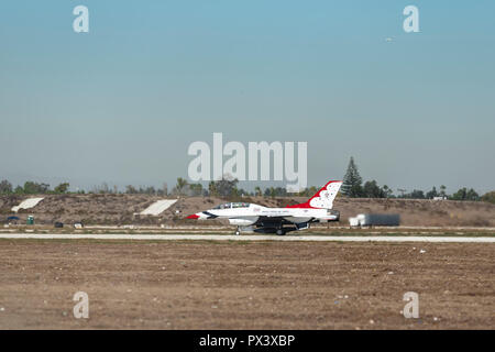 Los Alamitos, CA. Les Thunderbirds de l'USAF F-16 Falcon taxis à travers les vagues de chaleur sur la piste à partir de la base d'entraînement de forces interarmées de l'Alamintos Los pour le grand spectacle aérien du Pacifique, 19 octobre, 2018. Crédit Crédit : Benjamin Ginsberg : Benjamin Ginsberg/Alamy Live News Banque D'Images