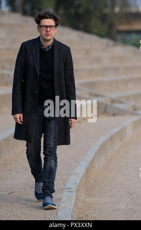 Dresde, Allemagne. 18 Oct, 2018. 18 octobre 2018, l'Allemagne, Dresden : l'Acteur Christian promenades le long de l'Koenigsufer. (À acteur Friedel : 'Les artistes ont aussi à montrer leur visage' à partir de 20.10.2018) Crédit : Monika Skolimowska/dpa-Zentralbild/dpa/Alamy Live News Banque D'Images