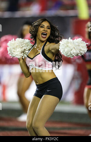 Las Vegas, NV, USA. 19 Oct, 2018. Une cheerleader UNLV effectue avant le début de la NCAA Football jeu mettant en vedette les faucons de l'Armée de l'air et l'UNLV rebelles à Sam Boyd Stadium à Las Vegas, NV. Christopher Trim/CSM/Alamy Live News Banque D'Images