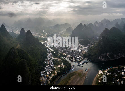 Guilin. 18 Oct, 2018. Antenne Combo photo prise le 18 octobre 2018, présente le paysage de Xingping ville dans le comté de Yangshuo de Guilin, Chine du Sud, région autonome Zhuang du Guangxi. Guilin, dans la partie nord de Guangxi, est connu pour ses pittoresques montagnes karstiques et de belles rivières. Il est devenu une attraction touristique populaire. Crédit : Li Xin/Xinhua/Alamy Live News Banque D'Images