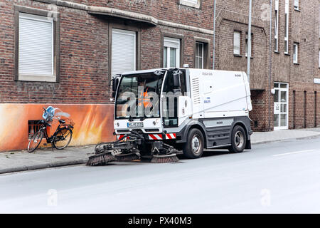 Allemagne, Münster, le 5 octobre 2018 : un camion spécial ou le nettoyage des rues en véhicule le long de la route et nettoie la rue à partir de la saleté et de la poussière. Banque D'Images