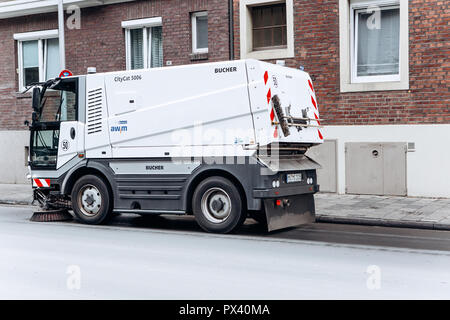 Allemagne, Münster, le 5 octobre 2018 : un camion spécial ou le nettoyage des rues en véhicule le long de la route et nettoie la rue à partir de la saleté et de la poussière. Banque D'Images