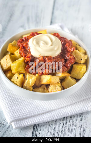 Partie de patatas bravas avec des sauces Banque D'Images