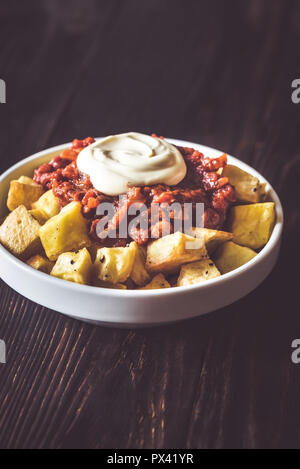 Partie de patatas bravas avec des sauces Banque D'Images