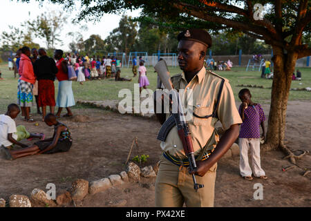 La TANZANIE, Mara, village Tarime Masanga, région du Kuria tribu qui pratiquent la MGF Mutilations génitales féminines, camp de sauvetage temporaire du diocèse Musoma pour les filles qui ont fui leurs villages pour empêcher les MGF, , la police armée sécuriser le camp publié dans magazine 5/2015 misso Banque D'Images