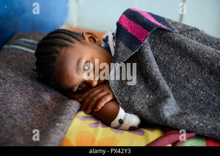 La TANZANIE, Mara, village Tarime Masanga, région du Kuria tribu qui pratiquent la MGF Mutilations génitales féminines, camp de sauvetage temporaire du diocèse Musoma pour les filles qui ont fui leurs villages pour empêcher les MGF, les enfants séjournent et dormir à l'école qui est le camp temporaire Banque D'Images