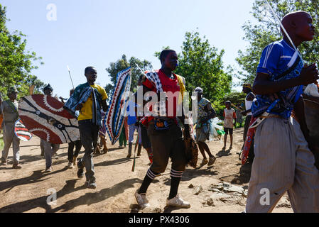 La TANZANIE, Mara, village Tarime Masanga, région du Kuria tribu qui pratiquent la MGF Mutilations génitales féminines, Procession à lieu pendant la saison de coupe coupe / TANZANIE, Mara, Tarime Dorf Masanga, in der Region lebt der Kuria tribu, der MGF praktiziert, Prozession zum Beschneidungsplatz Banque D'Images