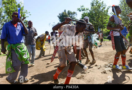 La TANZANIE, Mara, village Tarime Masanga, région du Kuria tribu qui pratiquent la MGF Mutilations génitales féminines, Procession à lieu pendant la saison de coupe coupe / TANZANIE, Mara, Tarime Dorf Masanga, in der Region lebt der Kuria tribu, der MGF praktiziert, Prozession zum Beschneidungsplatz Banque D'Images