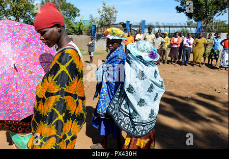 La TANZANIE, Mara, village Tarime Masanga, région du Kuria tribu qui pratiquent la MGF Mutilations génitales féminines, Procession à lieu pendant la saison de coupe coupe / TANZANIE, Mara, Tarime Dorf Masanga, in der Region lebt der Kuria tribu, der MGF praktiziert, Prozession zum Beschneidungsplatz Banque D'Images