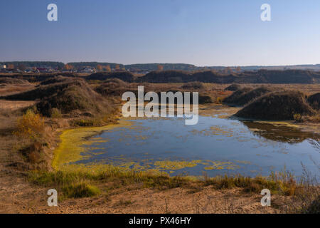 Paysage d'une ancienne carrière de granit industriel inondé rempli d'eau. Lac sur l'arrière-plan de roches et de sapins. Canyon. La nature de l'automne. Place pour le texte et le design. Banque D'Images