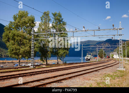 RJUKAN, NORVÈGE - 14 juillet 2018 : les voies de chemin de fer à Mael railroad station, une partie du service de traversier ferroviaire sur le lac Tinn connecté à Tinnoset et Rjukan Banque D'Images